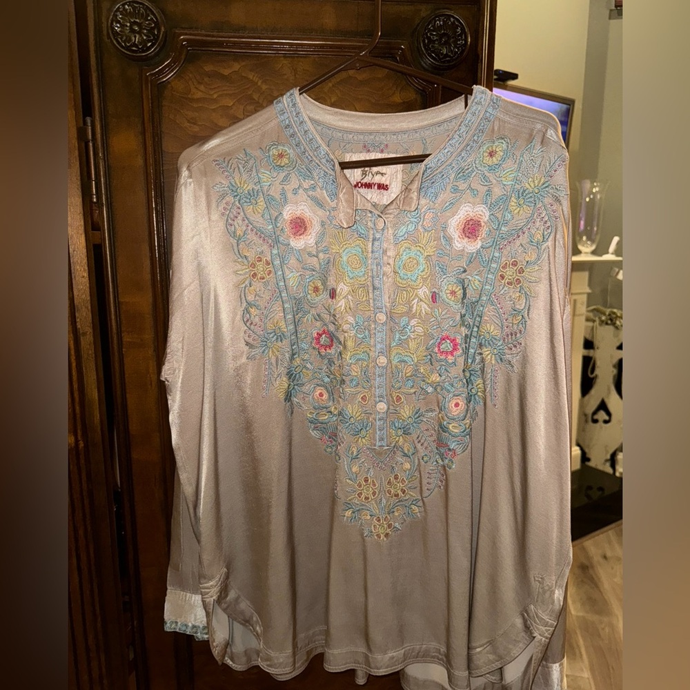 JOHNNY WAS Taupe silk small oversized tunic with silk embroidery.